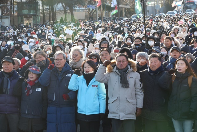 윤석열 대통령 구속 등을 촉구하며 트랙터 상경 시위에 나섰다 서울 서초구 남태령에서 경찰에 의해 저지된 뒤 20시간 이상 대치를 이어온 전국농민회총연맹 전봉준 투쟁단 및 참가자들이 22일 오전 경찰을 규탄하는 구호를 외치고 있다. 2024.12.22. / 연합뉴스