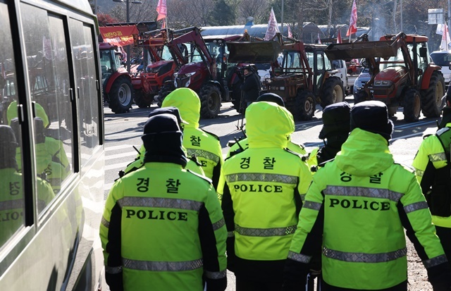 전국농민회총연맹 전봉준 투쟁단이 윤석열 대통령 구속 등을 촉구하며 트랙터 상경 시위에 나섰다가 20시간 이상 대치를 이어간 22일 서울 서초구 남태령 인근에서 트랙터들이 멈춰 서 있다. 2024.12.22. / 연합뉴스