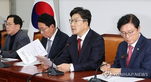 국민의힘 권성동 대표 권한대행 겸 원내대표(왼쪽 세번째)가 23일 오전 국회에서 열린 원내대책회의에서 발언하고 있다. 2024.12.23. / 연합뉴스