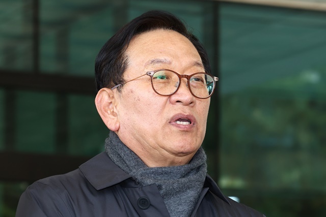 '12·3 비상계엄 사태'로 수사와 탄핵심판을 받게 된 윤석열 대통령의 변호인단 구성에 참여한 석동현 변호사가 19일 오후 서울 서초구 서울고등검찰청 앞에서 입장을 밝히고 있다. 2024.12.23. / 연합뉴스