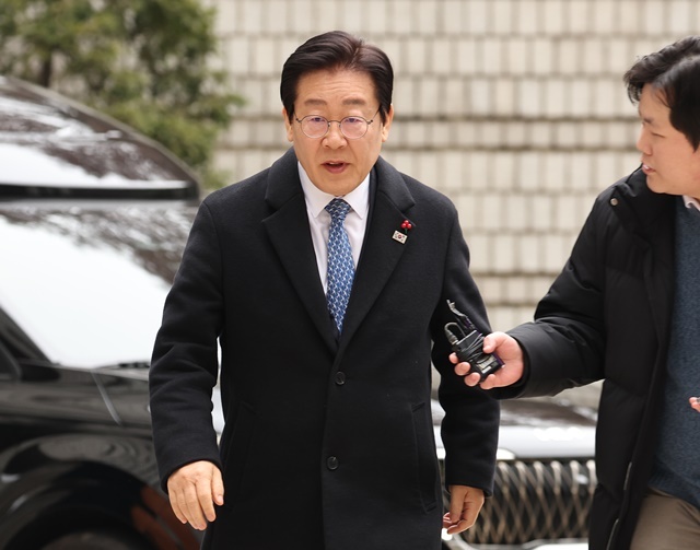 더불어민주당 이재명 대표가 20일 서울 서초구 서울중앙지법에서 열린 '대장동 배임·성남FC 뇌물' 관련 1심 속행 공판에 출석하기 위해 법정으로 향하고 있다. 2024.12.23. / 연합뉴스