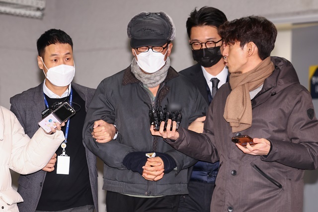 '12·3 비상계엄' 기획에 관여한 혐의로 구속된 노상원 전 국군정보사령관이 24일 오전 서울 은평구 서울서부경찰서에서 검찰로 송치되고 있다. 2024.12.24. / 연합뉴스