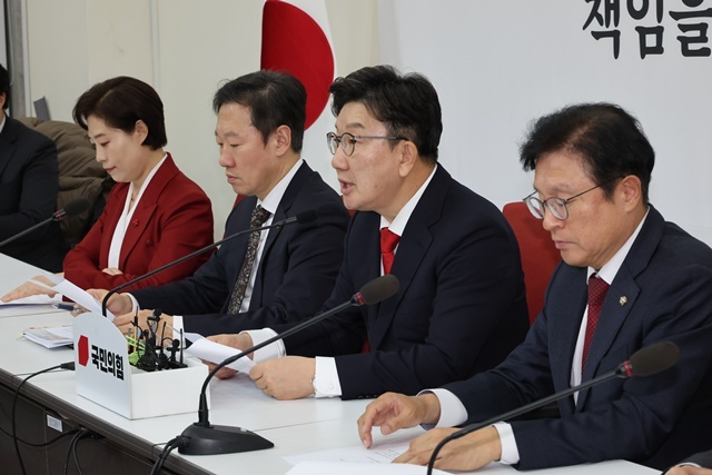 국민의힘 권성동 당 대표 권한대행 겸 원내대표가 24일 오후 서울 여의도 국회에서 현안관련 기자간담회를 열고 발언하고 있다. 2024.12.24. / 연합뉴스
