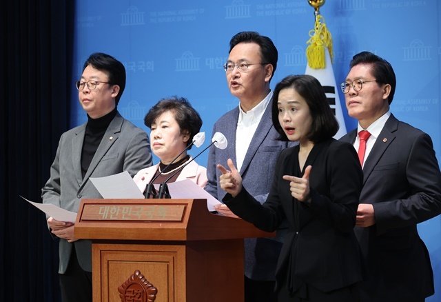 국민의힘 유상범 의원 등 국회 법제사법위원회 소속 국민의힘 위원들이 20일 오전 국회 소통관에서 반인권적 국가범죄의 시효 등에 관한 특례법안 반대 기자회견을 하고 있다. 2024.12.24. / 연합뉴스
