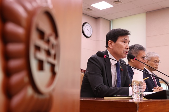 24일 오후 국회에서 열린 법제사법위원회 전체회의에서 국방부 장관 직무대행인 김선호 차관이 의원 질의에 답하고 있다. 2024.12.24. / 연합뉴스