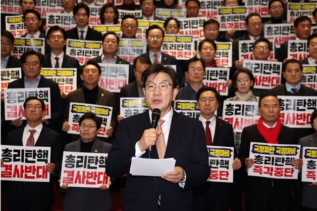 국민의힘 권성동 당대표 권한대행 겸 원내대표 등 의원들이 26일 국회 본회의를 마친 뒤 로텐더홀에서 '민주당의 국정인질 탄핵겁박 규탄대회'를 하고 있다. 2024.12.26. / 연합뉴스
