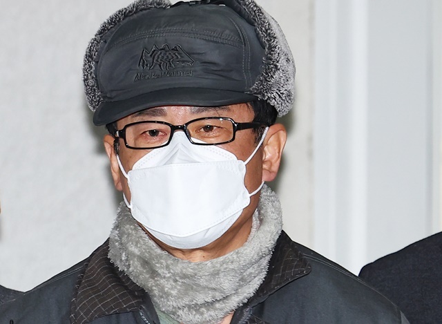 '12·3 비상계엄' 기획에 관여한 혐의로 구속된 노상원 전 국군정보사령관이 24일 오전 서울 은평구 서울서부경찰서에서 검찰로 송치되고 있다. 2024.12.26. / 연합뉴스