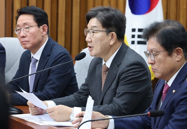 국민의힘 권성동 대표 권한대행 겸 원내대표가 27일 오전 서울 여의도 국회에서 열린 원내대책회의에서 발언하고 있다. 2024.12.27. / 연합뉴스