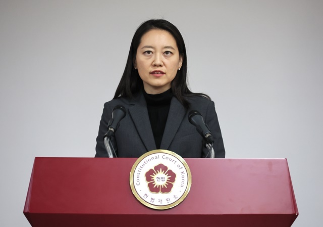 이진 헌법재판소 공보관이 26일 오후 서울 종로구 헌법재판소 별관에서 윤석열 대통령 탄핵심판 관련 브리핑을 하고 있다. 2024.12.27. / 연합뉴스