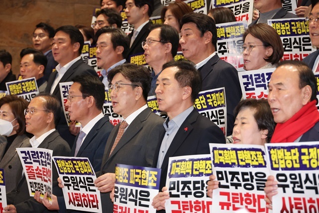 국민의힘 권성동 원내대표 등 의원들이 27일 국회 본청 계단에서 한덕수 국무총리 탄핵소추안 표결과 관련해 우원식 국회의장과 민주당을 규탄하고 있다. 2024.12.27. / 연합뉴스