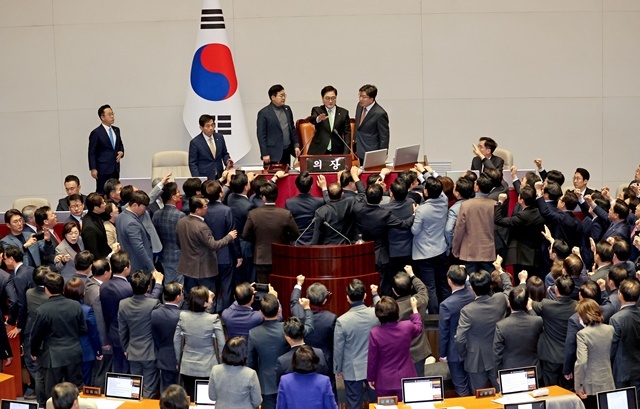 우원식 국회의장이 27일 오후 국회 본회의에서 한덕수 국무총리 탄핵소추안 가결 의결정족수에 대한 설명(재적의원 과반수 찬성)을 하자 국민의힘 권성동 당대표 권한대행 겸 원내대표를 비롯한 의원들이 항의하고 있다. 2024.12.27. / 연합뉴스