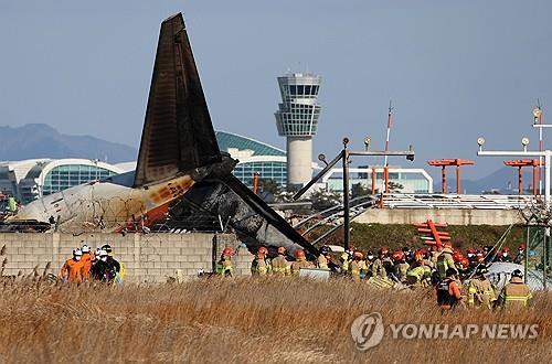 29일 오전 전남 무안국제공항에서 착륙 중이던 항공기가 활주로를 이탈해 울타리 외벽을 충돌했다. 사진은 사고 현장에서 소방 당국이 인명 구조를 하는 모습. 2024.12.12.29. / 연합뉴스