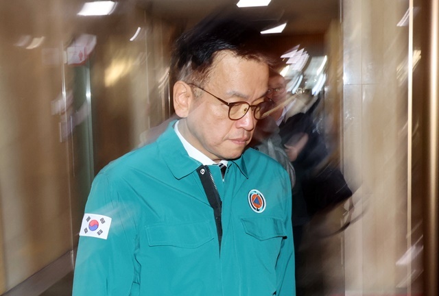 최상목 대통령 권한대행 부총리 겸 기획재정부 장관이 29일 오전 전남 무안공항 항공기 사고 대응을 위해 정부서울청사에서 나오고 있다. 2024.12.12.29. / 연합뉴스