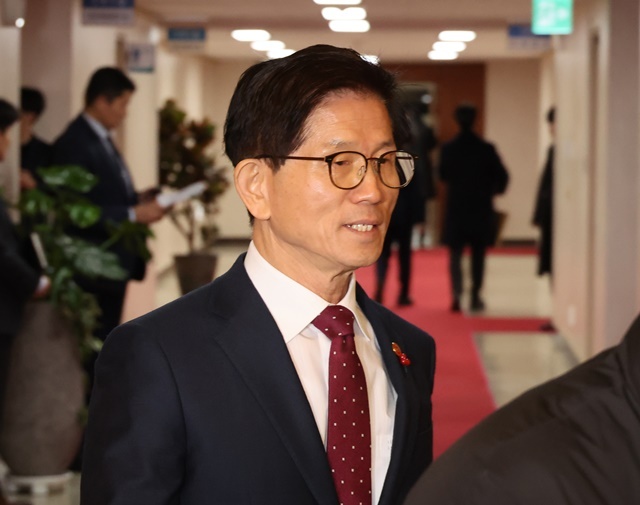 김문수 고용노동부 장관이 지난해 12월 8일 서울 종로구 정부서울청사에서 열린 국무위원간담회에 입장하고 있다. 2025.1.6. / 연합뉴스