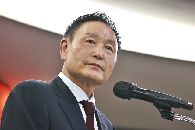 허정무 전 국가대표팀 감독이 지난해 11월 25일 오후 서울 송파구 올림픽파크텔에서 열린 대한축구협회장 선거 출마 기자회견에서 취재진의 질문을 듣고 있다. 2025.1.7. / 연합뉴스