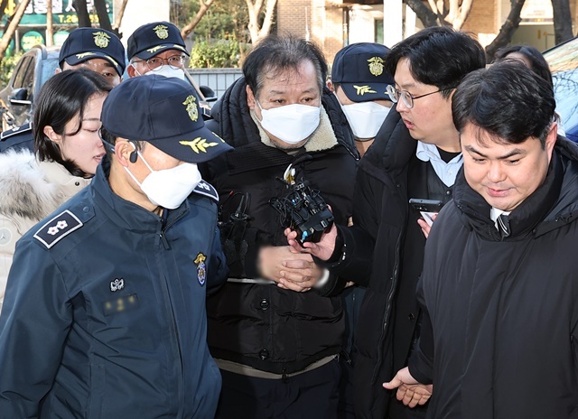 정치자금법 위반 혐의를 받는 이른바 '건진법사'로 알려진 전성배 씨가 지난해 12월 19일 서울 양천구 서울남부지법에서 열린 구속 전 피의자 심문(영장실질심사)에 출석하며 법정으로 향하고 있다. 2025.1.7. / 연합뉴스