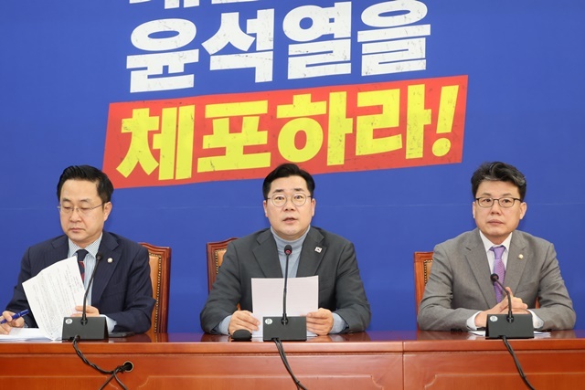 더불어민주당 박찬대 원내대표가 7일 오전 서울 여의도 국회에서 열린 원내대책회의에서 발언하고 있다. 2025.1.7. / 연합뉴스