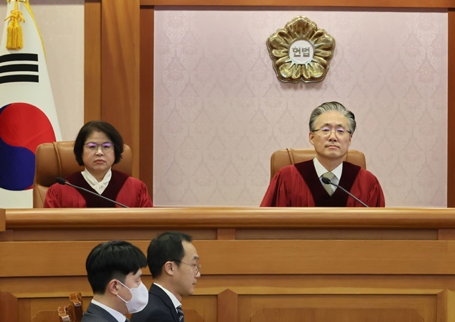 최재해 감사원장 탄핵심판 2회 변론준비 기일인 8일 서울 종로구 헌법재판소 소심판정에서 주심을 맡은 김형두 헌법재판관(오른쪽)과 김복형 헌법재판관이 대기하고 있다. 2025.1.8. / 연합뉴스
