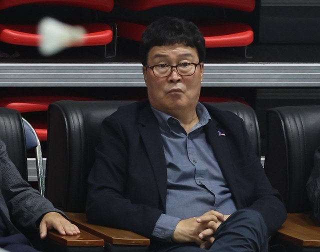김택규 대한배드민턴협회의 회장이 지난해 10월 9일 경남 밀양시 밀양배드민턴경기장에서 열린 '제105회 전국체육대회' 배드민턴 예선전 등 경기를 보고 있다. 2025.1.8. / 연합뉴스