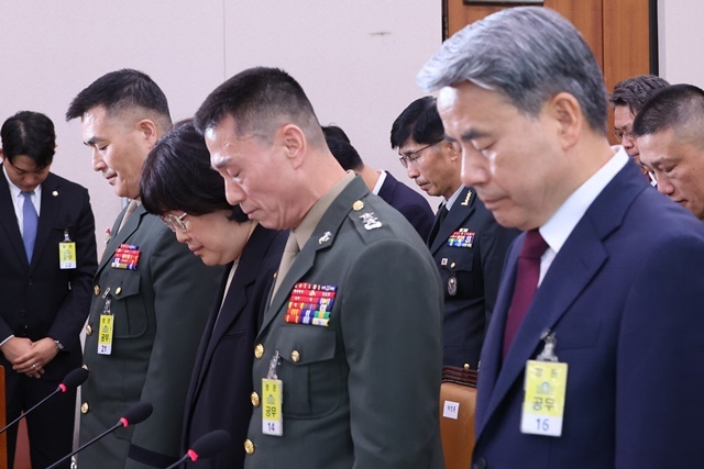지난해 6월 21일 오전 국회 법제사법위원회에서 열린 '순직 해병 진상규명 방해 및 사건은폐 등의 진상규명을 위한 특별검사 임명법'(채상병특검법)에 대한 입법청문회에서 이종섭 전 국방부 장관 등 증인들이 채해병을 추모하는 묵념을 하고 있다. 앞줄 왼쪽부터 박정훈 전 해병대 수사단장, 유재은 국방부 법무관리관, 임성근 전 해병대 1사단장, 이종섭 전 국방부 장관. 2025.1.9. / 연합뉴스