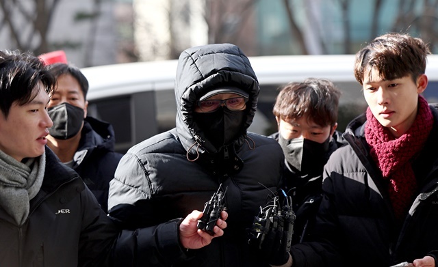 2018년 지방선거 당시 공천을 받게 해주겠다며 거액을 수수한 혐의를 받는 무속인 '건진법사' 전성배씨가 9일 오후 서울 양천구 서울남부지방법원에서 열린 구속 전 피의자 심문(영장실질심사)에 출석하고 있다. 2025.1.9. / 연합뉴스