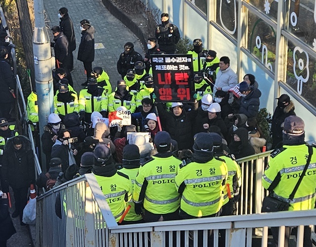 고위공직자범죄수사처(공수처)가 윤석열 대통령 체포영장 집행을 시도했던 지난 3일 오전 이른바 '백골단' 단원들이 서울 용산구 한남동 윤 대통령 관저 인근에서 체포영장 집행에 반대하고 있다. 윤 대통령 탄핵에 반대하는 청년으로 이뤄진 이들은 반공청년단이란 이름으로 9일 국회 소통관에서 기자회견을 진행하고 출범을 선언했다. 2025.1.10. / 연합뉴스