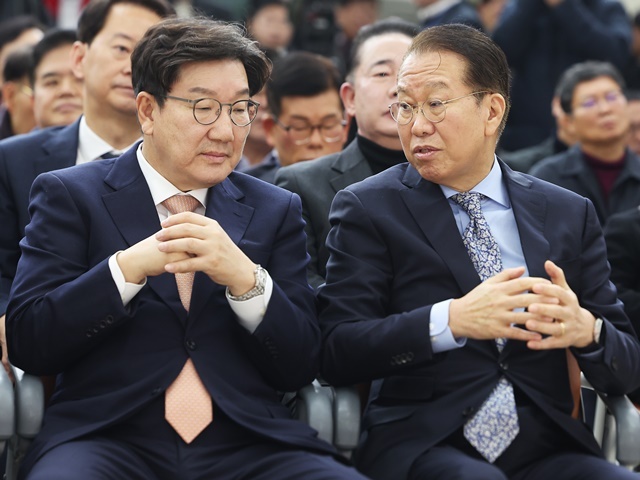 국민의힘 권영세 비상대책위원장과 권성동 원내대표가 14일 오전 경기도 수원시 장안구 경기도당에서 열린 신년 인사회에서 대화하고 있다. 2025.1.14. / 연합뉴스