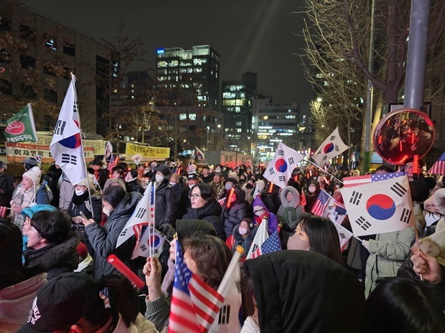 서울중앙지법 앞 윤 대통령 지지자들 2025.1.16. / 연합뉴스
