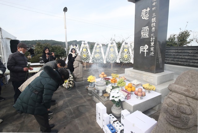 18일 오전 제주시 조천읍 북촌리 너븐숭이 4·3기념관 위령탑에서 열린 제주4·3 북촌 희생자 합동위령제에서 참석자들이 헌화와 분향을 하고 있다. 2025.1.18. / 연합뉴스
