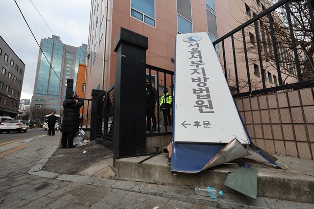 윤석열 대통령이 내란 우두머리 혐의로 구속되자 일부 윤 대통령 지지자들이 서울서부지방법원 내부로 난입해 불법폭력사태를 일으킨 19일 오전 서부지법 후문 현판이 파손돼있다. 2025.1.19. / 연합뉴스