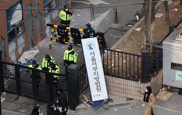 윤석열 대통령이 내란 우두머리 혐의로 구속되자 일부 윤 대통령 지지자들이 서울서부지방법원 내부로 난입해 불법폭력사태를 일으킨 19일 오후 서부지법 현판이 파손돼 있다. 2025.1.19. / 연합뉴스