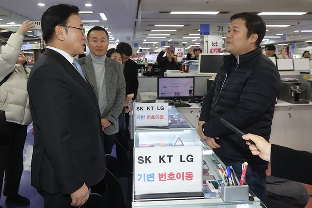 유상임 과학기술정보통신부 장관이 단통법(이동통신단말장치 유통구조 개선에 관한 법률) 폐지를 앞두고 21일 오후 서울 광진구 테크노마트 강변점을 찾아 휴대전화 판매점을 둘러보고 있다. 2025.1.21. / 연합뉴스