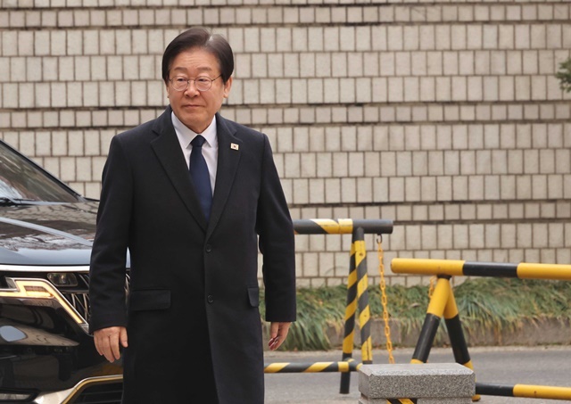 더불어민주당 이재명 대표가 21일 서울 서초구 서울중앙지법에서 열린 '대장동 배임·성남FC 뇌물' 관련 1심 속행 공판에 출석하고 있다. 2025.1.21. / 연합뉴스