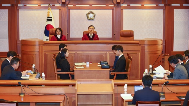 김형두(오른쪽), 김복형 헌법재판관이 22일 오후 서울 종로구 헌법재판소 소심판정에서 열린 이창수 서울중앙지검장, 조상원 4차장, 최재훈 반부패2부장의 탄핵 심판 3차 변론준비기일 진행을 위해 자리에 앉아 있다. 2025.1.22. / 연합뉴스