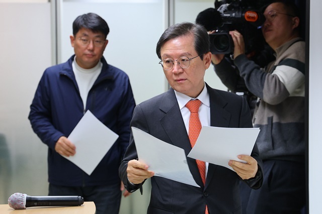 윤석열 대통령 법률대리인단 윤갑근 변호사가 25일 서울 스페이스쉐어 강남역센터에서 열린 기자회견에 입장하고 있다. 2025.1.25. / 연합뉴스