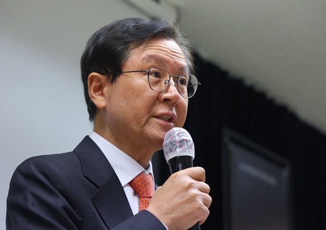 윤석열 대통령 법률대리인단 윤갑근 변호사가 25일 서울 스페이스쉐어 강남역센터에서 열린 기자회견에서 발언하고 있다. 2025.1.26. / 연합뉴스