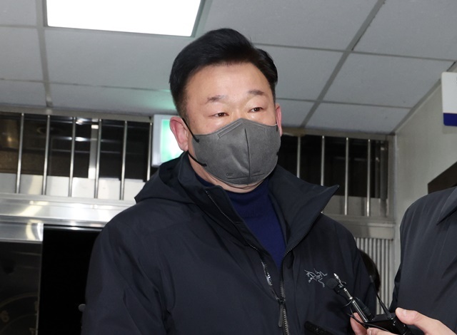이광우 대통령경호처 경호본부장이 24일 오전 윤석열 대통령에 대한 체포영장 1차 집행을 저지한 혐의 조사를 위해 서울 서대문구 경찰청 국가수사본부 특별수사단에 출석하고 있다. 2025.1.26. / 연합뉴스