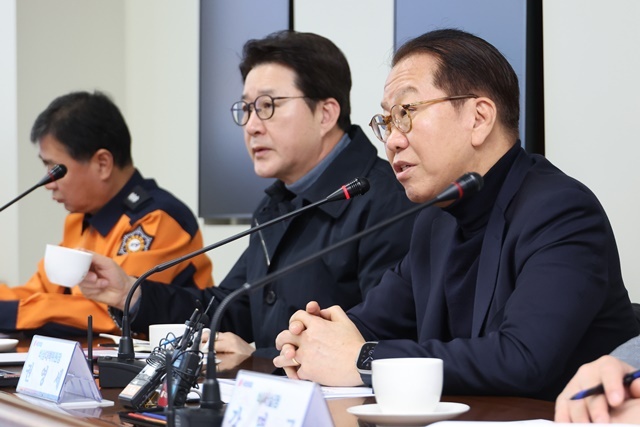 국민의힘 권영세 비상대책위원장이 26일 서울 용산소방서를 방문, 설 명절 필수 근무 공무원인 소방관들을 격려하고 있다. 2025.1.26. / 연합뉴스
