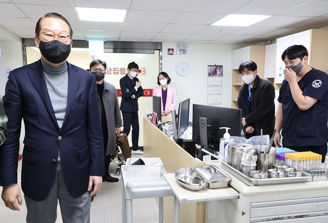 국민의힘 권영세 비상대책위원장이 27일 오후 서울 영등포구 인봉의료재단 영등포병원을 방문, 설 연휴 응급의료체계 현장점검을 하고 있다. 2025.1.27. / 연합뉴스