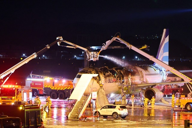 28일 오후 김해공항 계류장에서 승객 170명과 승무원 6명을 태우고 이륙을 준비하던 홍콩행 에어부산 항공기 BX391편 꼬리 쪽 내부에서 불이 나 소방대원들이 진화 작업을 하고 있다. 승객 170명과 승무원 6명이 슬라이드를 이용해 모두 비상 탈출해 큰 인명피해는 발생하지 않았다. 2025.1.29. / 연합뉴스