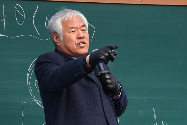 전광훈 사랑제일교회 목사가 26일 서울 종로구 세종대로에서 열린 광화문 전국 주일 연합예배에서 발언하고 있다. 2025.1.30. / 연합뉴스