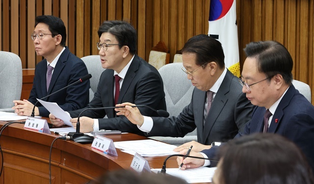국민의힘 권성동 원내대표(왼쪽 두번째)가 16일 오전 국회에서 열린 설 명절 응급의료체계 및 호흡기 감염병 확산 점검 관련 당정협의회에 참석해 발언하고 있다. 2025.1.30. / 연합뉴스