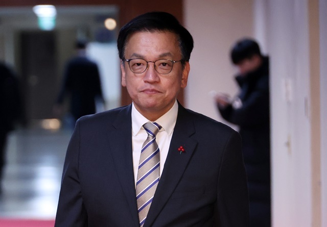 최상목 대통령 권한대행 부총리 겸 기획재정부 장관이 31일 정부서울청사에서 국무회의에 입장하고 있다. 2025.1.31. / 연합뉴스