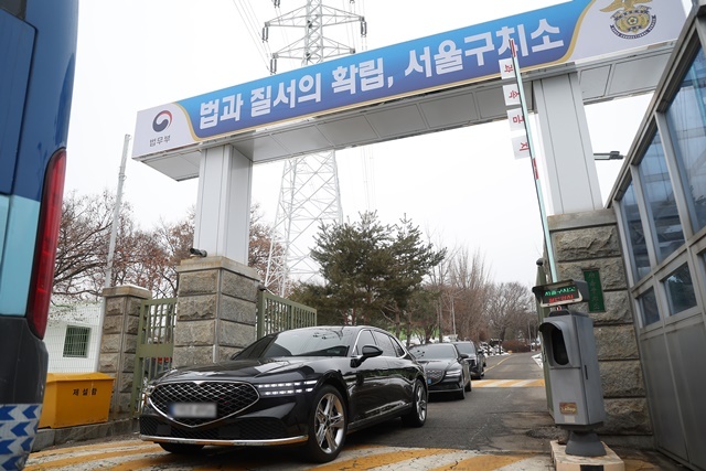 윤석열 대통령 접견을 마친 정진석 대통령비서실장 등 대통령실 참모들이 탄 것으로 추정되는 차량이 31일 오전 경기도 의왕시 서울구치소를 빠져나오고 있다. 2025.1.31. / 연합뉴스