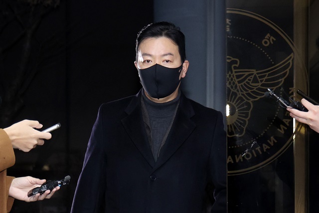 김성훈 대통령경호처 차장이 지난 24일 오전 윤석열 대통령에 대한 체포영장 1차 집행을 저지한 혐의 조사를 위해 서울 서대문구 경찰청 국가수사본부 특별수사단에 출석하고 있다. 2025.1.31. / 연합뉴스