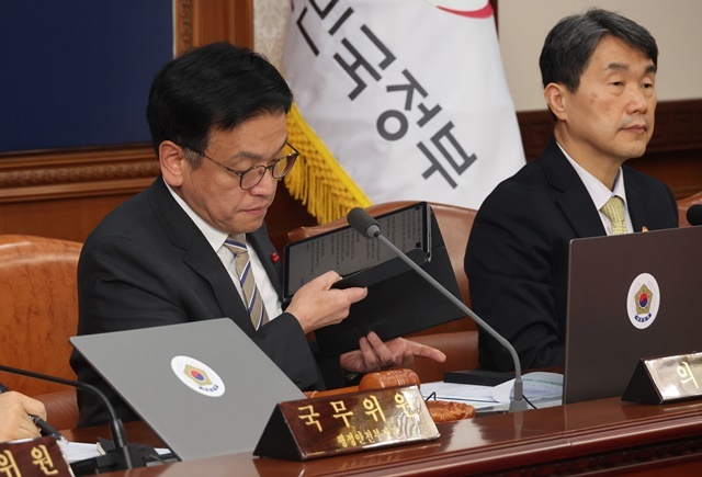 최상목 대통령 권한대행 부총리 겸 기획재정부 장관이 31일 정부서울청사에서 국무회의를 준비하고 있다. 2025.2.1. / 연합뉴스
