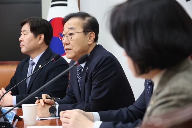 더불어민주당 김윤덕 사무총장이 2일 오전 서울 여의도 국회에서 열린 기자간담회에서 발언하고 있다. 2025.2.2. / 연합뉴스