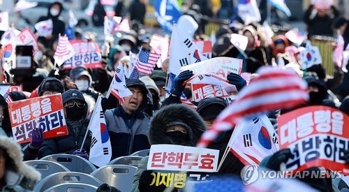 윤석열 대통령 탄핵심판 5차 변론이 열린 4일 오후 서울 안국역 인근에서 윤 대통령 지지자들이 구호를 외치고 있다. 2025.2.4. / 연합뉴스