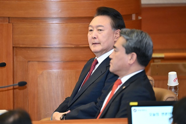 윤석열 대통령 탄핵심판 5차 변론이 열린 4일 서울 종로구 헌법재판소 대심판정에 윤 대통령이 참석해 자리에 앉아있다. 2025.2.4. / 연합뉴스