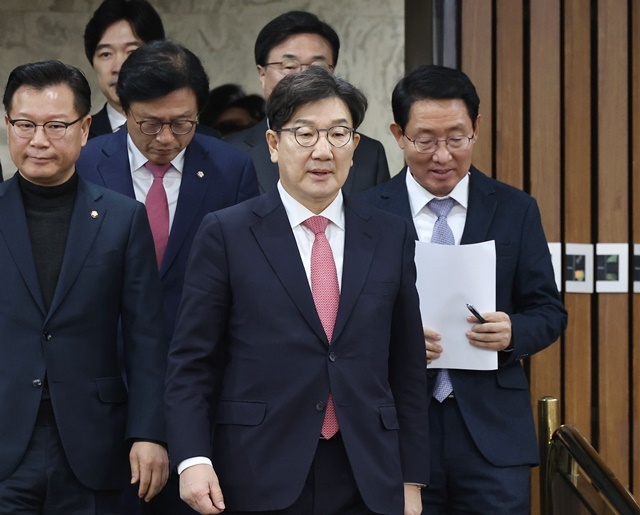 국민의힘 권성동 원내대표(가운데)가 4일 국회에서 열린 원내대책회의에 입장하고 있다. 2025.2.5. / 연합뉴스